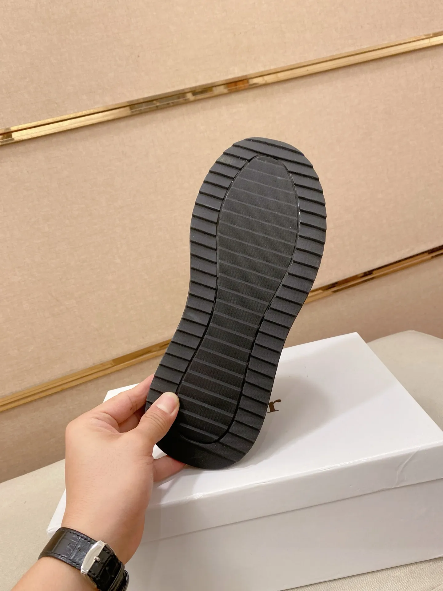 Men's shoes💰 462💰🇮🇹🇮🇹Dior d The new model is on sale at the same time at the counter. The upper 🇮🇹 is imported Italian first-layer cowhide, and the lining is fully imported sheepskin 💪💪. It is a complete 1⃣️ to 1⃣️ replica 🇮🇹💪💪, ⚠ Sole: The original sole is specially provided by the original factory. The exclusive movable molded sole is super comfortable. ⚠Original factory single goods, 🔍🔍high quality, you can enter and leave the counter at will, welcome to compare⚠. Code number:38-44